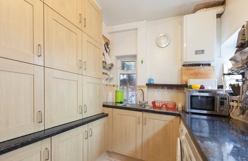 Leeds House | 1 bed flat in this lovely light leafy semi - min 80 days over summer