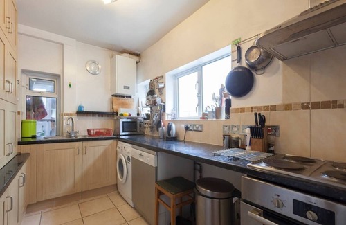 Leeds House | 1 bed flat in this lovely light leafy semi - min 80 days over summer