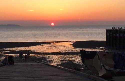 Whitstable Apartment | 1 Bed Flat Sleeps 4 Free Parking Balcony