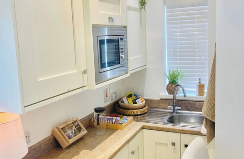 Eglinton Apartment | 1 Bed Flat - Sleeps 2 - Pets - Parking - Garden