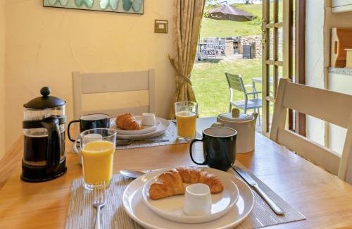 Llanrhidian Higher House | 1 bed property in Gower 77980