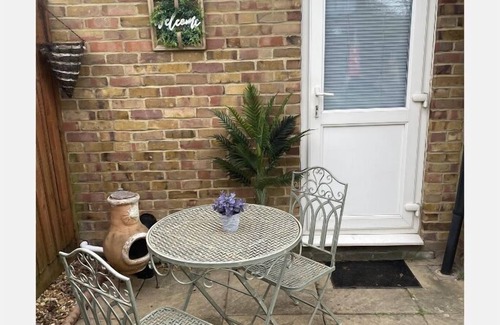 Hillingdon East Apartment | 1 Bed Studio - Sleeps 2 - Smoking - Parking - Wifi