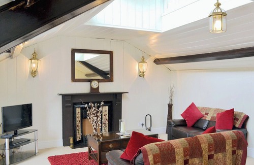 Bont Newydd Cottage | 1 bedroom accommodation in Caeathro near Caernarfon