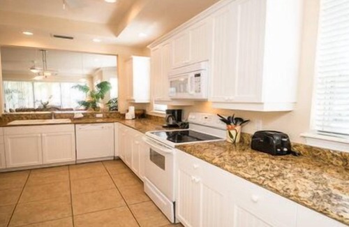 Bradenton Beach Hotel | 1 Bedroom, 1 Bathroom Deluxe Partial View. Pet Friendly