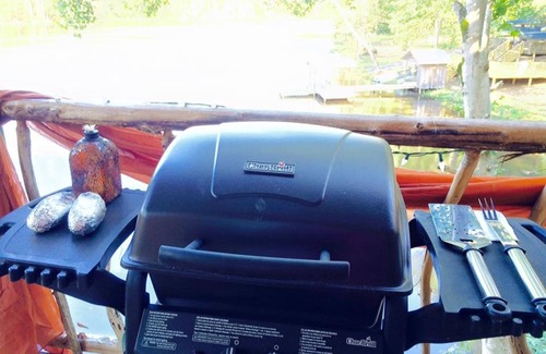 Jackson Cabin | 1 BEDROOM 1 BATH, TREE-CABIN BY A 20 ACRE PRIVATE LAKE