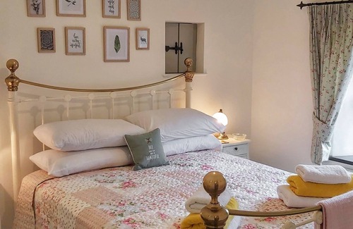 Shepton Mallet Cottage | 1 bedroom accommodation in Pilton, near Shepton Mallet