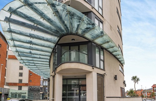 Castle Cottage | 1 bedroom accommodation in Swansea