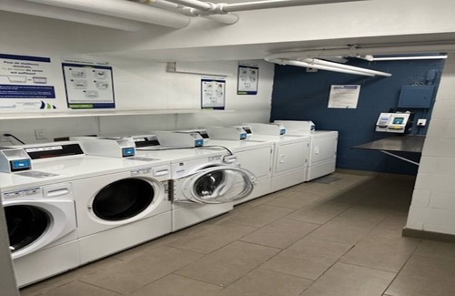 Cote-Saint-Luc Apartment | 1 Bedroom apartment in residential area in Montreal. 5min walk to shopping mall.