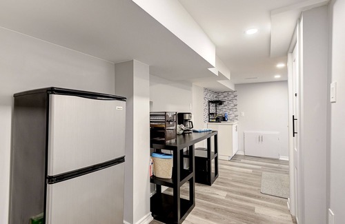 Mount Hope Huron Park House | 1 Bedroom Apartment Downtown - Close to Hospital and University