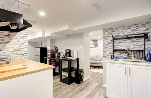 Mount Hope Huron Park House | 1 Bedroom Apartment Downtown - Close to Hospital and University