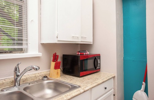 Evergreen Apartment | 1 Bedroom Apt in Lively Midtown - 10 mins from Beale St. and the Riverfront!