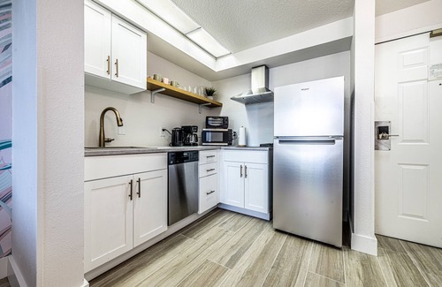 Florida Central Atlantic Coast Condo | 1 bedroom condo 5 minutes from Universal Studios, free parking