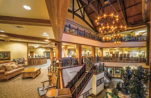 Lake Delton Resort | 1 Bedroom Deluxe at Glacier Canyon Lodge! Waterpark included!