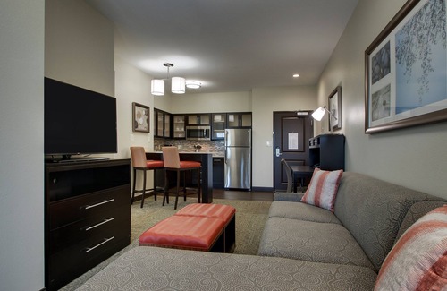 The Colony Condo | 1 Bedroom | Outdoor Pool, Free Wi-Fi & Breakfast