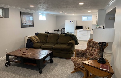 Brantford House | 1 bedroom Suite home away from home (Brantford)