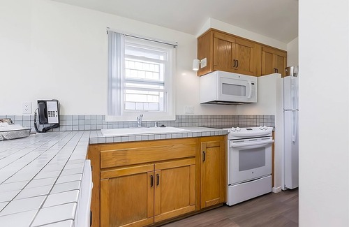 Del Mar Resort | 1 Bedroom Suite w/Kitchen | Pool | Free Parking | Del Mar Beach Access
