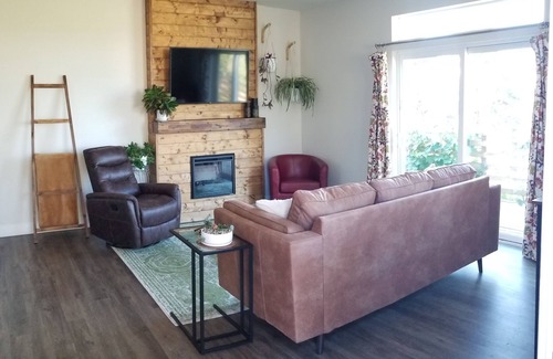 Bend House | 1 bedroom Suite with a view of Mt. Bachelor in welcoming Bend OR.