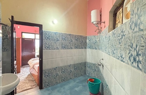 Munsyari Bed & Breakfast | 1-bedroom With KING SIZE bed & breakfast in lovely Munsyari with WiFi,
