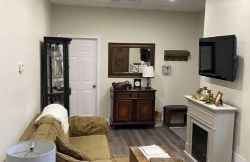 Tillsonburg Bed & Breakfast | 1 Bedroom with loft on a quiet gated farm property