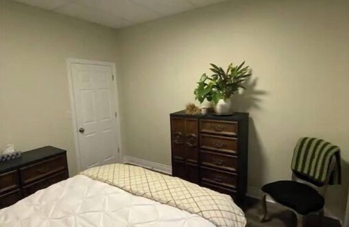 Tillsonburg Bed & Breakfast | 1 Bedroom with loft on a quiet gated farm property