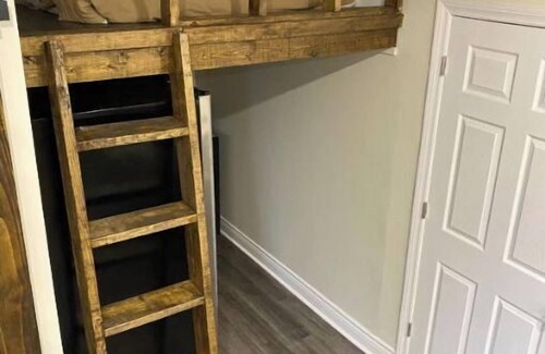 Tillsonburg Bed & Breakfast | 1 Bedroom with loft on a quiet gated farm property