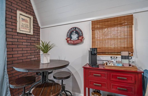 West Jefferson Cottage | 1 BR/1 BA - Walk to the park, restaurants, breweries & shops in town!