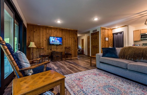 Helmsburg Cabin | 1+BR, 1BA