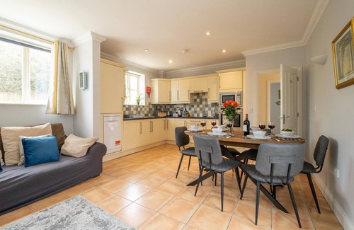 Saxmundham Cottage | 1 Hazelwood - sleeps 6 guests in 3 bedrooms