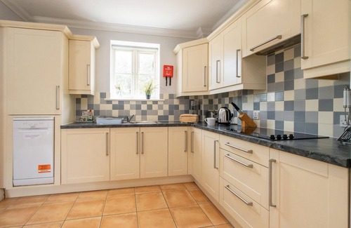 Saxmundham Cottage | 1 Hazelwood - sleeps 6 guests in 3 bedrooms
