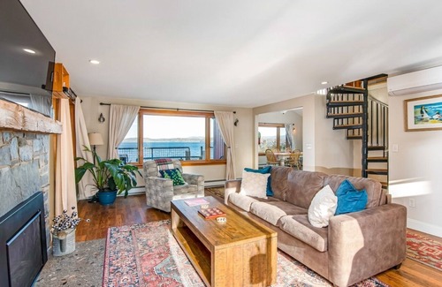 Malletts Bay Apartment | 1 King Bed, 1 Queen Bed in loft, Shower, Soaker TUB SCENIC VIEW OVERLOOKING MALLETS BAY OPEN FLOOR PLAN