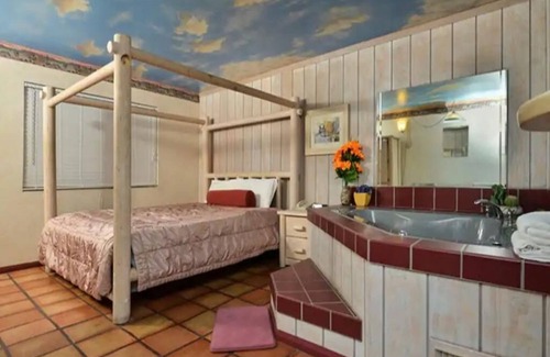 Yucca Valley Hotel | 1 King Bed Jetted Tub Non-Smoking(Theme3 - Swimmers Paradise or Tahiti)