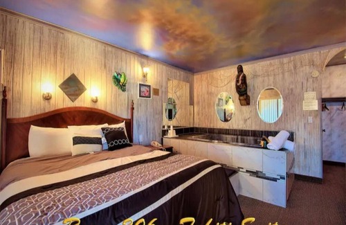 Yucca Valley Hotel | 1 King Bed Jetted Tub Non-Smoking(Theme3 - Swimmers Paradise or Tahiti)