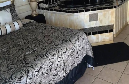 Yucca Valley Hotel | 1 King Bed Jetted Tub Non-Smoking(Theme3 - Swimmers Paradise or Tahiti)