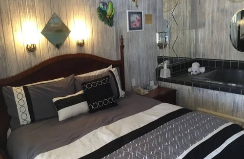 Yucca Valley Hotel | 1 King Bed Jetted Tub Non-Smoking(Theme3 - Swimmers Paradise or Tahiti)