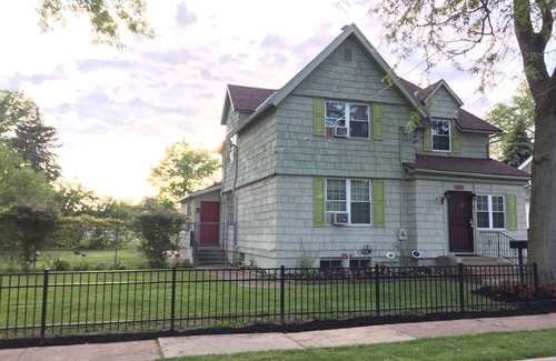 Sandusky House | #1 LOCATION 3 min to Cedar Point- Clean & Roomy- Sleeps 12 -20 Great Value 4 U