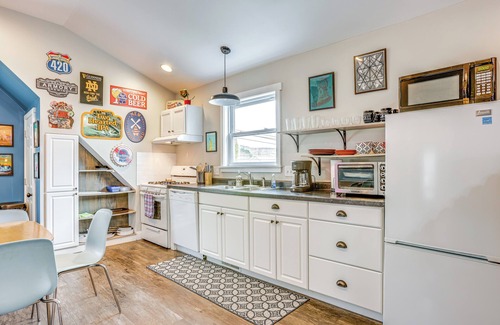 Frankfort Apartment | < 1 Mi to Beach: Quirky & Central Apt in Frankfort