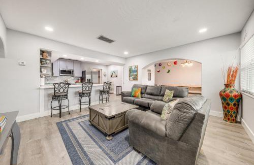Lantana House | 1 Mi to Beach Sunny Lantana Cottage with Pool!