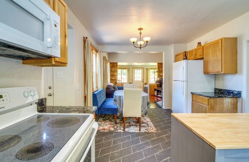 Bandon Cottage | < 1 Mi to Coquille River: Cottage w/Private Yard!