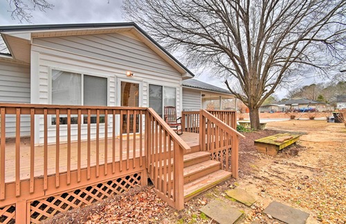 Lillington House | < 1 Mi to Downtown Lillington: Home w/Deck