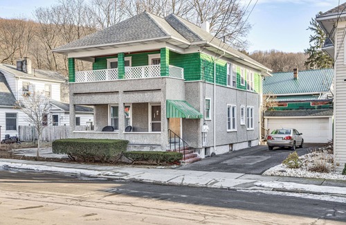 Binghamton Apartment | 1 Mi to Dtwn Binghamton: Apt w/Covered Balcony!
