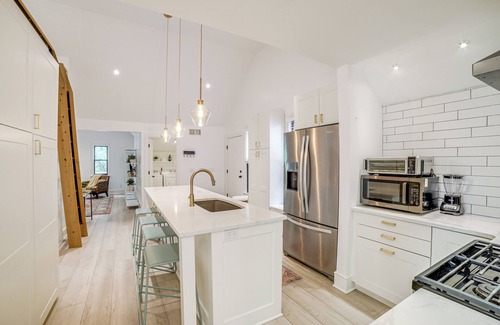 Grand Rapids Condo | 1 Mi to Dtwn Grand Rapids: Chic Condo w/Balcony!