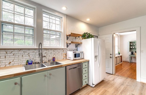 Roanoke House | 1 Mi to Dtwn Roanoke: Home w/Yard & Mtn View!