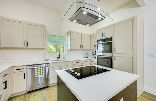 Eastside Promise Neighborhood House | 1 Mi to Dtwn San Antonio: Sleek Bungalow w/Yard!