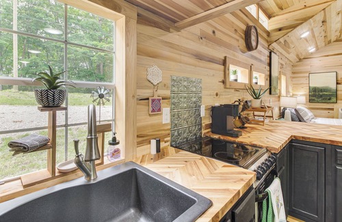 Byrdstown Apartment | 1 Mi to Lake: Charming Byrdstown Retreat w/Deck!