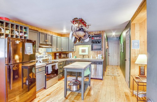 Easton Cabin | 1 Mi to Lake Easton: Cozy Cascades Cabin!