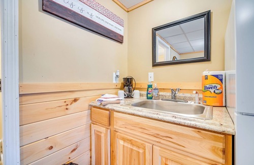 Pittsburg Apartment | 1 Mi to Lake Francis: Mountain-View Studio Retreat
