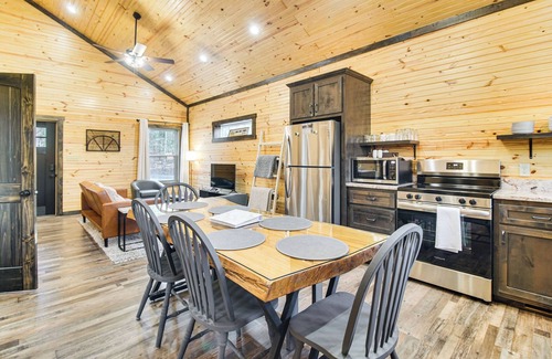 Clarksville Cabin | 1 Mi to Lake Ludwig: Cabin w/Fire Pit + BBQ