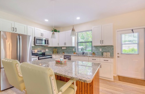 Crystal River Cottage | < 1 Mi to Lake Rousseau: Waterfront Home!