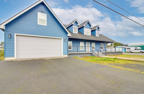 Lakeside House | 1 Mi to Oregon Dunes: Quiet Getaway w/Deck