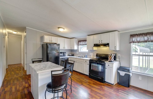 Albany House | 1 Mi to US Marine Base Albany: Cozy Getaway!